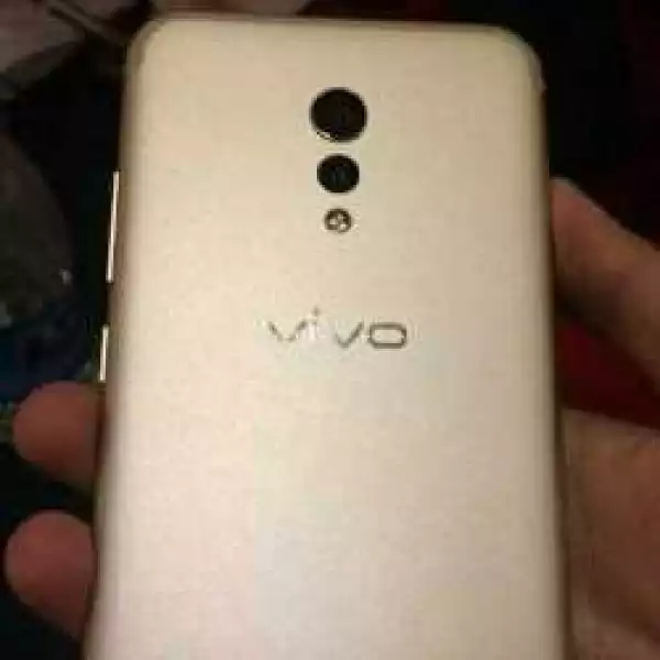Photographs surface showing the back and front of the Vivo Xplay 6?